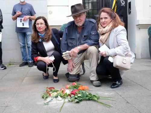 Stolpersteinverlegung in der Bödekerstr. 100: Künstler Gunter Demnig mit Angehörigen an den verlegten Stolpersteinen